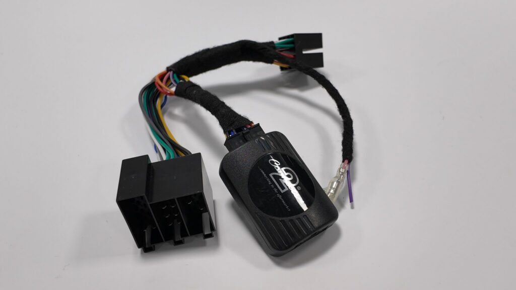 CAN-BUS adapter roolinuppude ühendamiseks auto multimeediaga